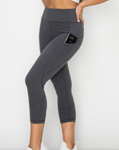Load image into Gallery viewer, Oh So Soft Yoga Capris -2colors
